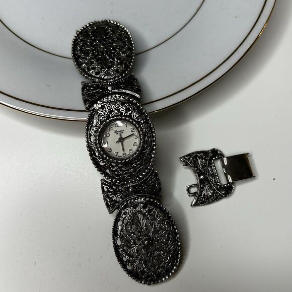 Lucerne Watch Vintage broken not working for parts or repair bracelet band torn - Picture 1 of 16